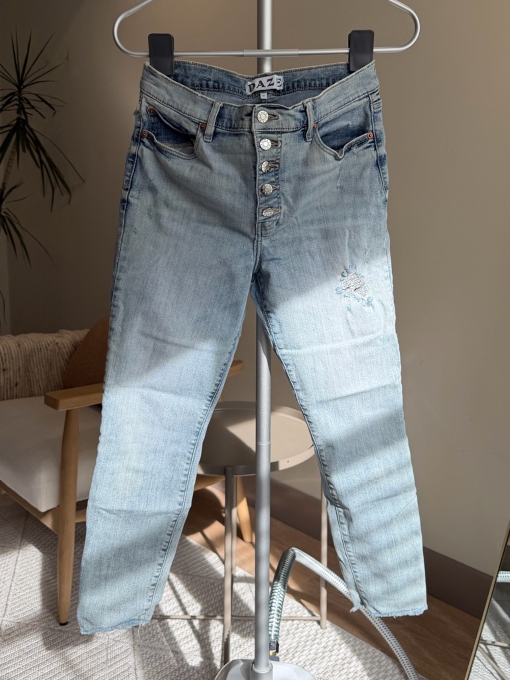 Women’s | Lulu’s DAZE Light Wash Button Fly Distressed Jeans | Size 31